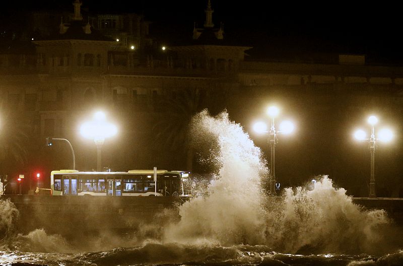Una gran ola rompe contra el Puente de Santa Catalina de San Sebastián.
