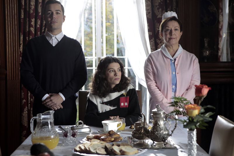 Cuéntame cómo pasó - Inés, con los criados de José Ignacio