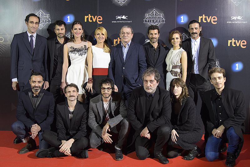 El equipo de El Ministerio del Tiempo posa en la alfombra roja ante los medios