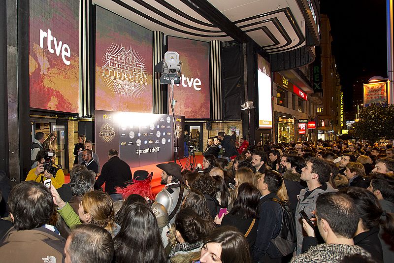 Los ministéricos esperan en las puertas del Cine Capitol para entrar al preestreno de El Ministerio del Tiempo