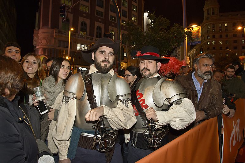 Dos ministéricos esperan a entrar al preestreno de El Ministerio del Tiempo disfrazados de soldados