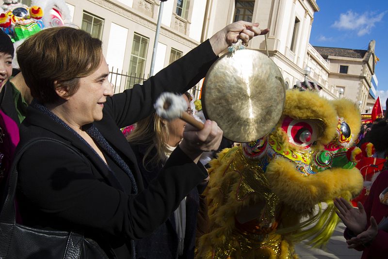 La alcaldesa de Barcelona ha celebrado con la comunidad china la llegada del Año Nuevo