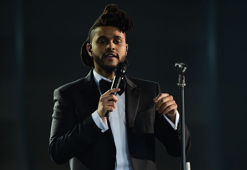 The Weeknd cantando en la entrega de premios.
