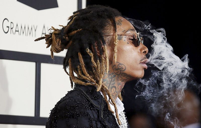 Wiz Khalifa posa para los medios antes de entrar a la ceremonia.
