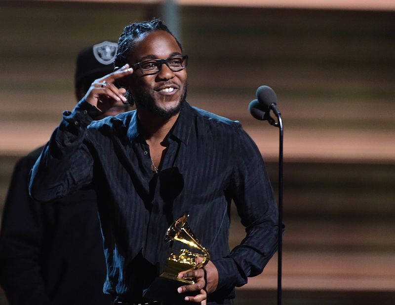 Kendrick Lamar recibe el premio a mejor álbum de rap por su To pimp a butterfly