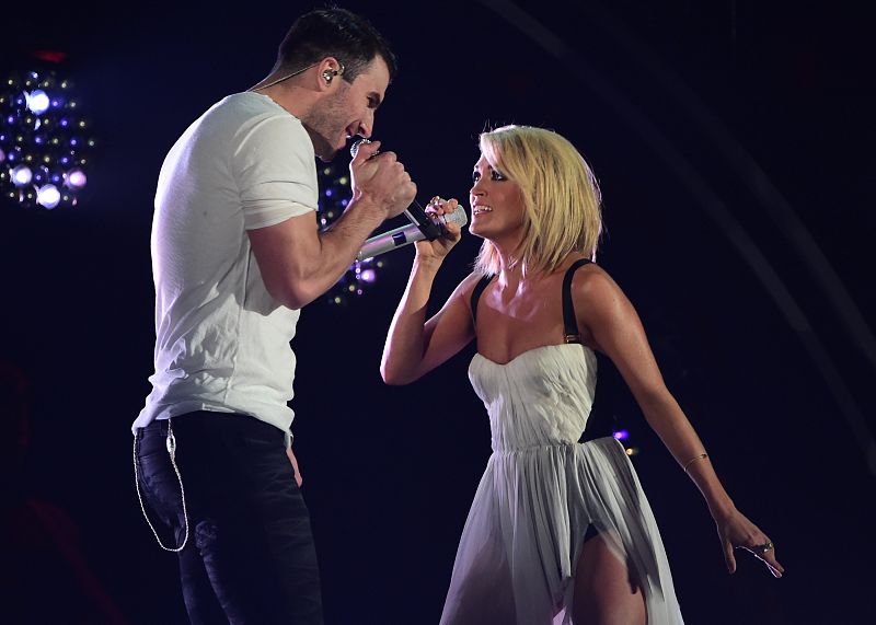 Carrie Underwood y Sam Hunt durante su actuación.