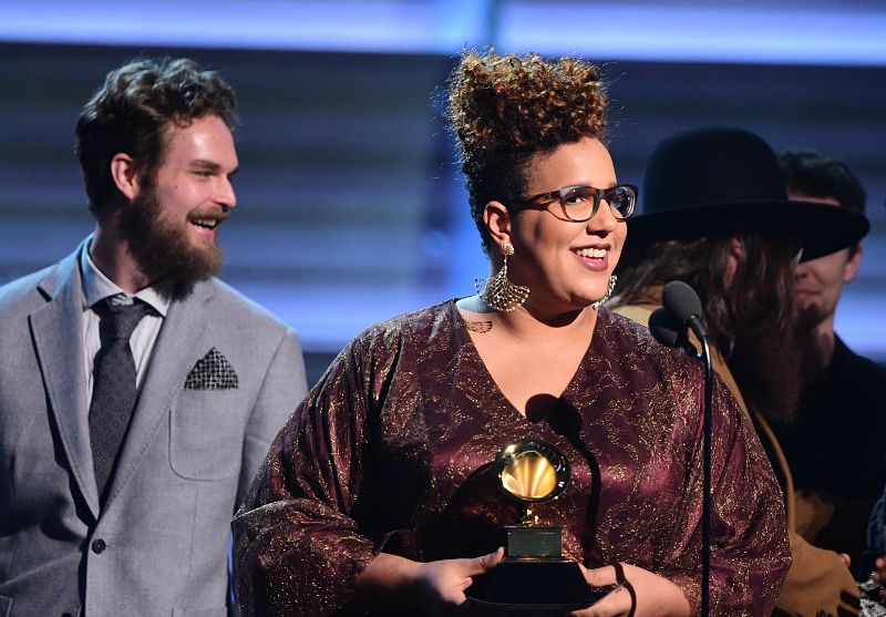 La banda Alamaba Shakes recibe el premio a mejor actuación de rock.