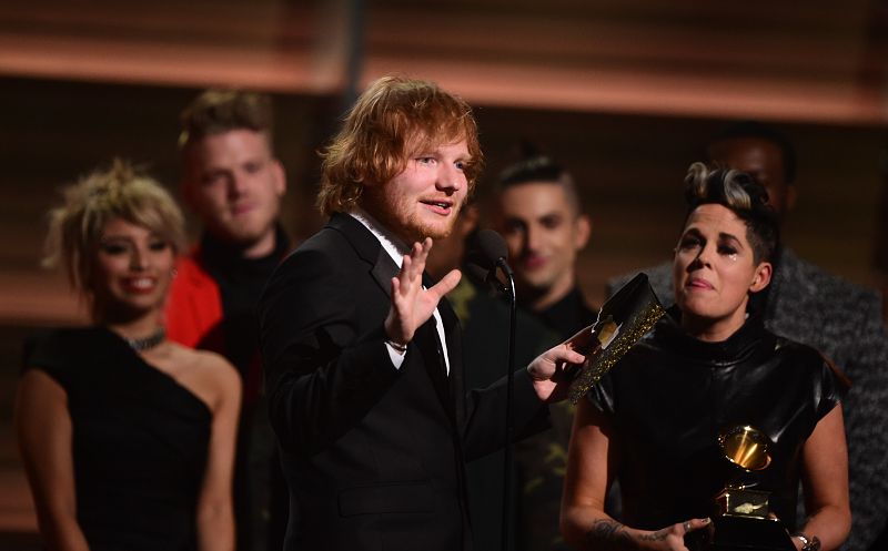 Ed Sheeran consigue el premio a mejor canción del año por "Thinking Out Loud".