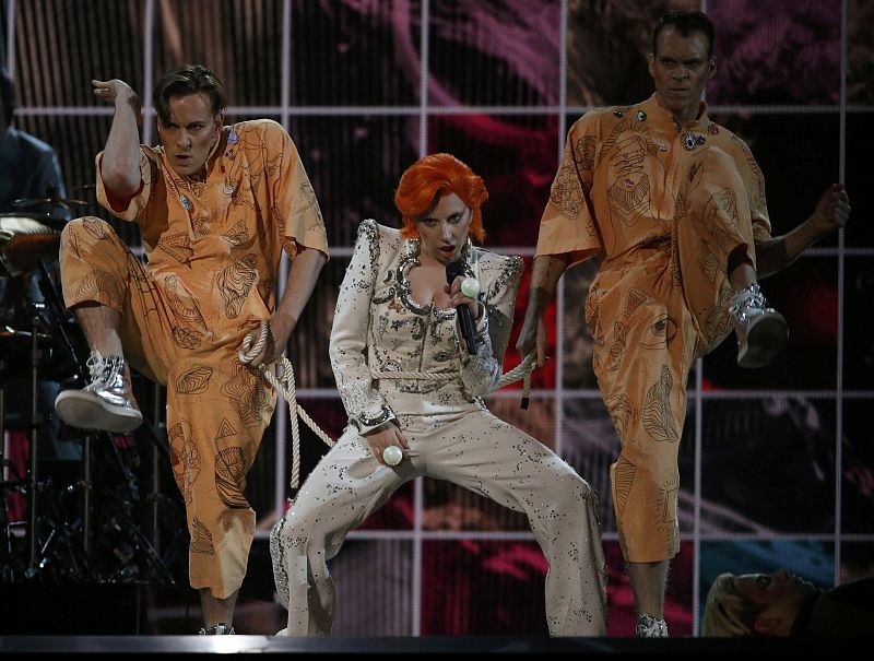 Lady Gaga en un tributo a David Bowie durante la gala.