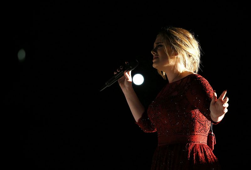 Adele canta "All I Ask" en la 58 edición de los Grammy.