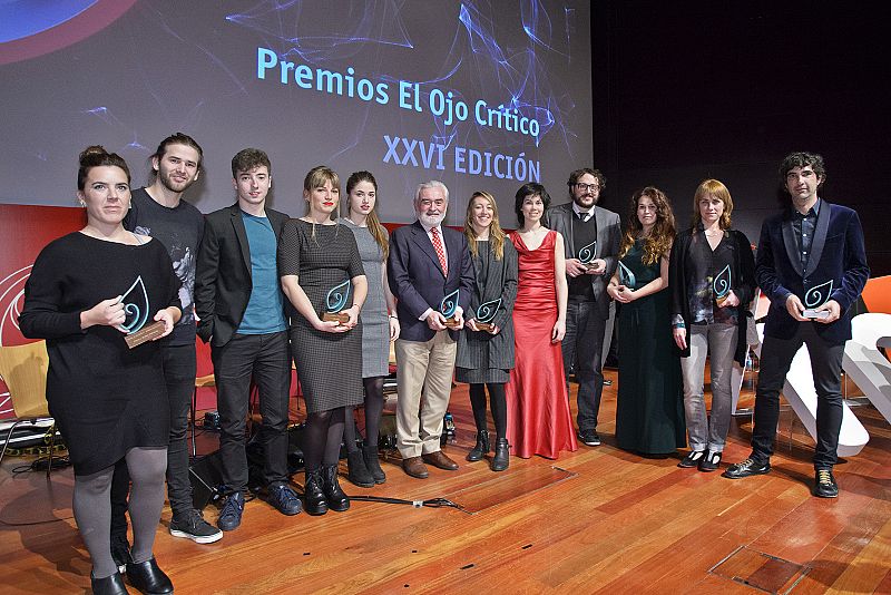 Los premiados posan con la escultura realizada por el artista José Cháfer.