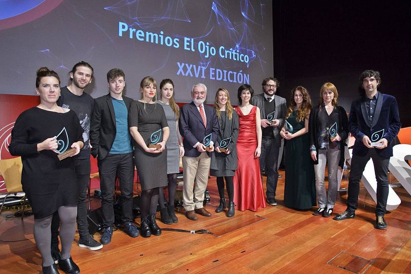 Los premiados posan con la escultura realizada por el artista José Cháfer.