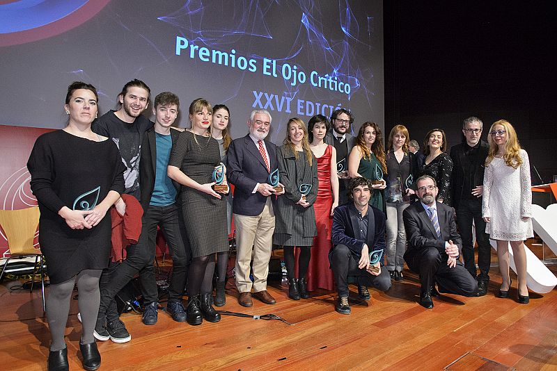 Los premiados posan junto a los responsables de 'El ojo crítico'.