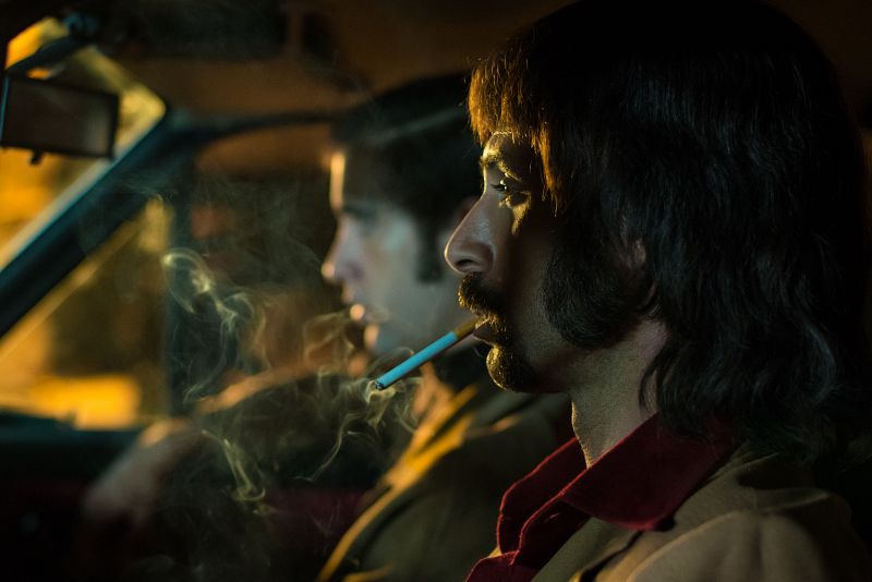 Pacino espera en el coche junto a un compañero en un polígono