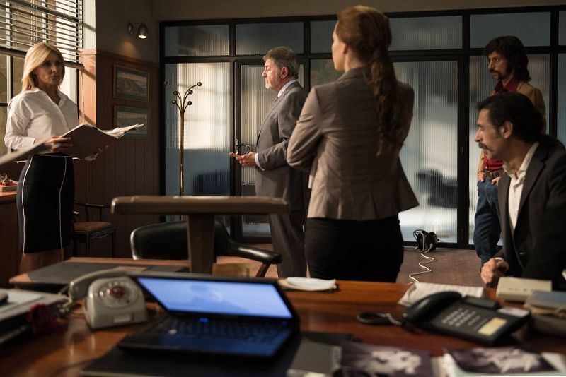  Irene, Amelia, Alonso y Pacino hablan en el despacho de Salvador