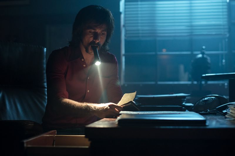 Pacino roba una hoja del libro de las puertas del despacho de Salvador