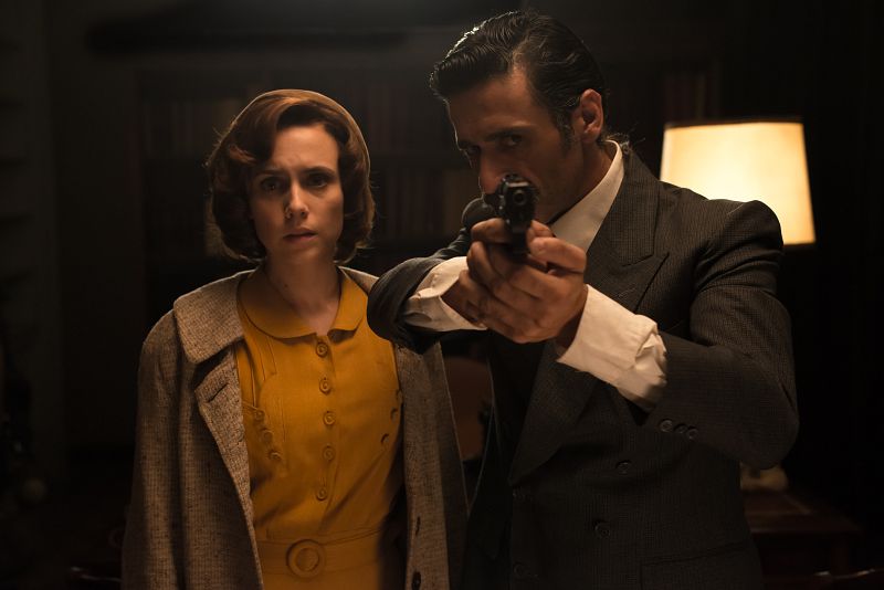 Alonso apunta con una pistola a Francisco Morán