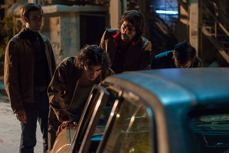 Pacino y su compañero nuevo detienen a los dos jóvenes