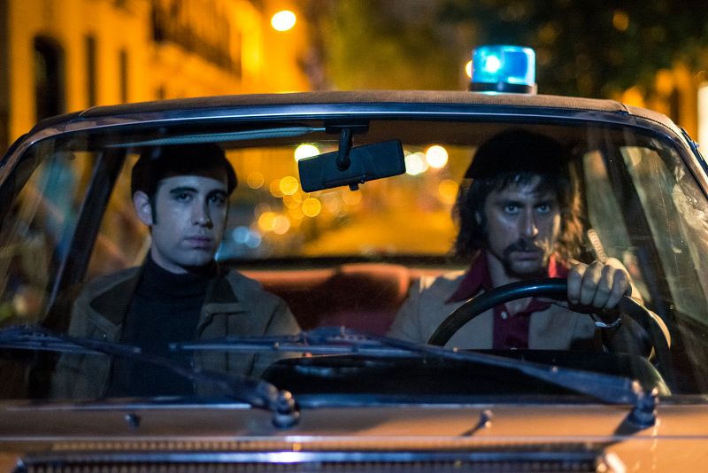 Pacino y su compañero van en el coche al lugar del asesinato