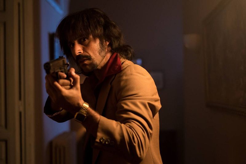  Pacino en el piso del altercado con la pistola