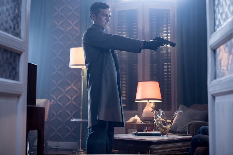 Francisco Morán apunta con una pistola