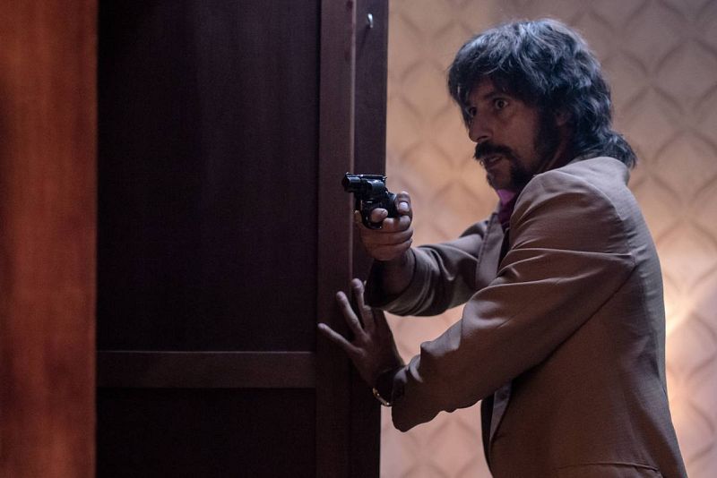  Pacino junto al armario por el que ha huido el asesino