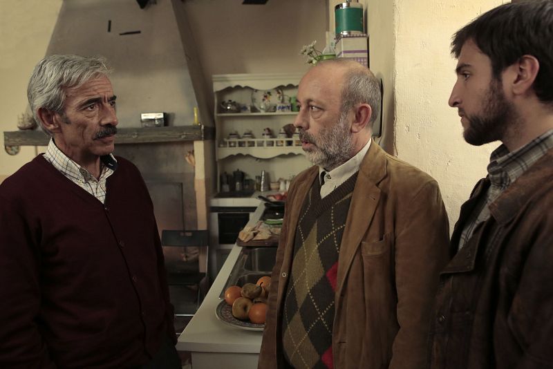 Martín y el alcalde acuden a casa de los Alcántara a disculparse por lo sucedido.