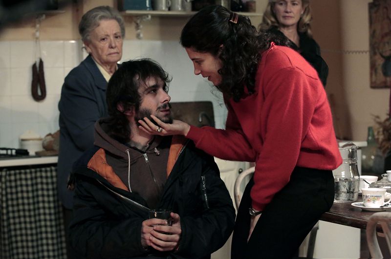 El amigo de Carlos está muy nervioso y la mayor de los Alcántara ayuda a que se calme.