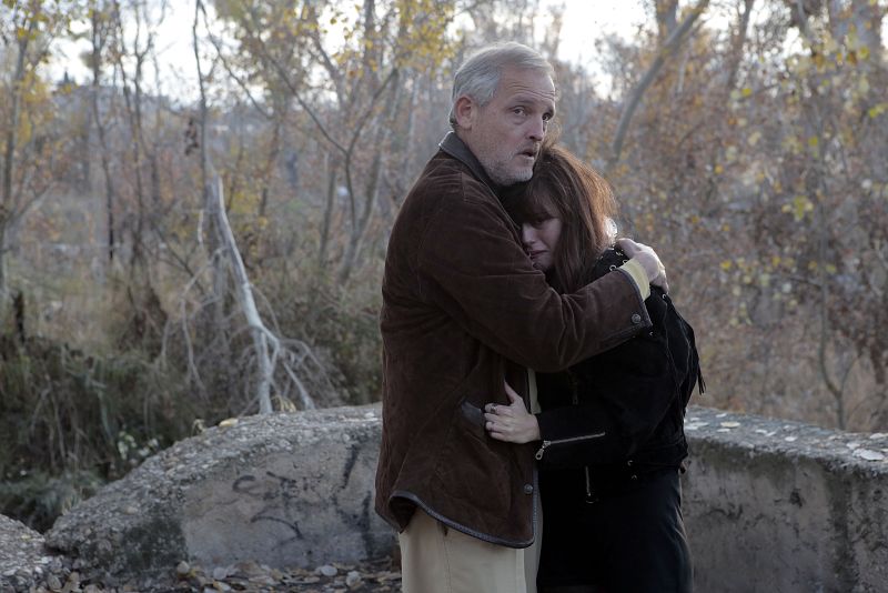Carlos y Luchi son los primeros en encontrar a Nati. La hija de José Ignacio está muy impresionada con lo sucedido.