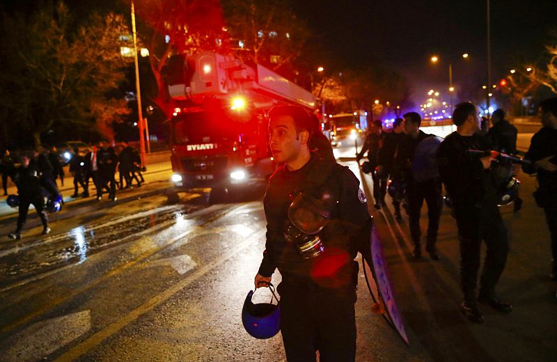 Los servicios de emergencia llegan a lugar de la explosión en Ankara.