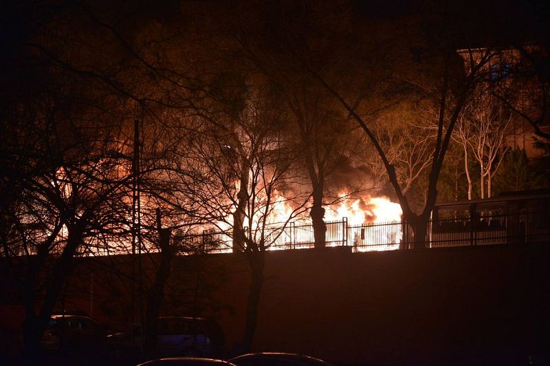  Las llamas han alcanzado a varios vehículos militares.  