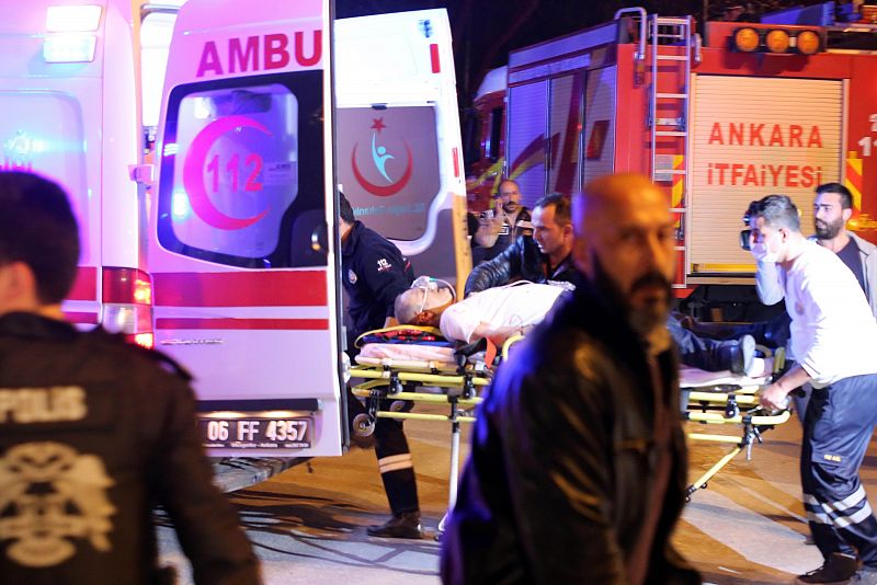 Uno de los heridos es evacuado en ambulancia tras el atentado de Ankara