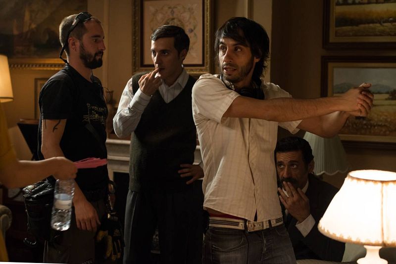  Marc Vigil hace indicaciones sobre cómo coger la pistola.