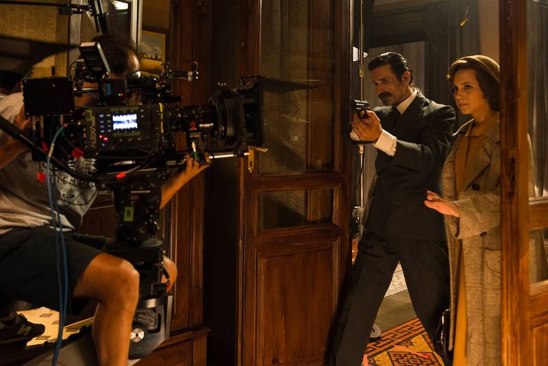  Alonso, con pistola, y Amelia graban una escena en el piso en 1946