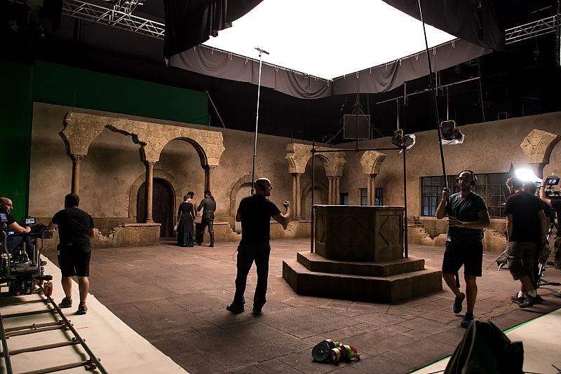 Equipo técnico en el clautro del Ministerio para grabar una escena.