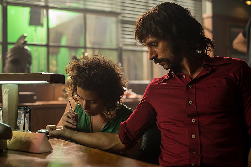 Hugo Silva mira con pintan el tatuaje de Pacino