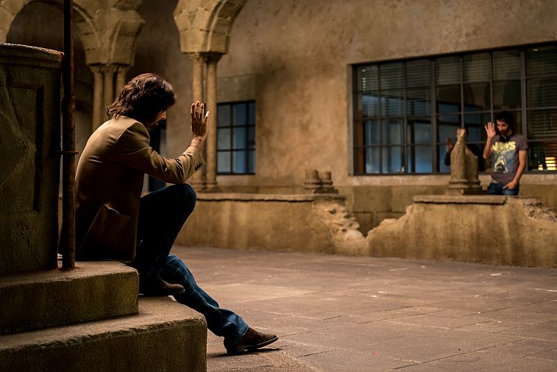 Hugo Silva y Marc Vigil ensayando una escena en el claustro.