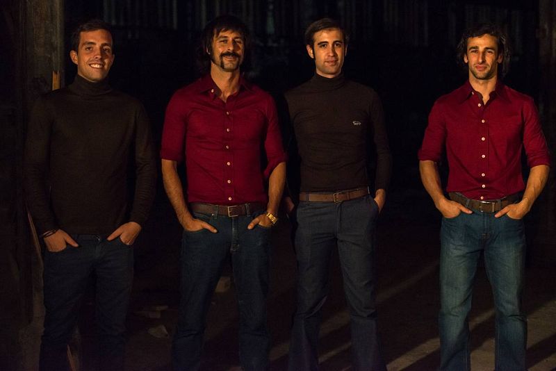  Pacino y su compañero policía posan con sus 'dobles'.