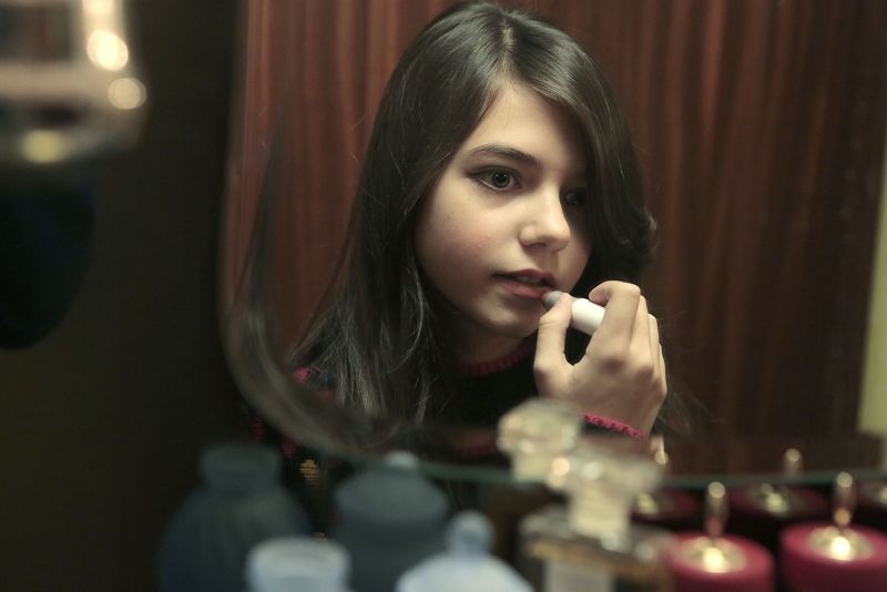 Cuéntame cómo pasó - María se maquilla frente al espejo