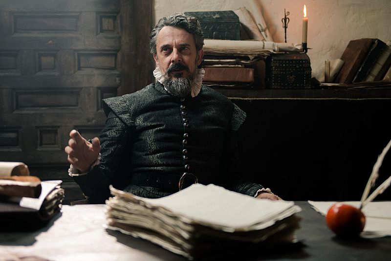 Miguel de Cervantes con el manuscrito de 'El Quijote'