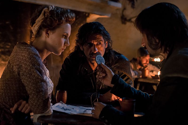 Amelia, Alonso y Pacino descubren que medallón del ingles es una memoria USB.