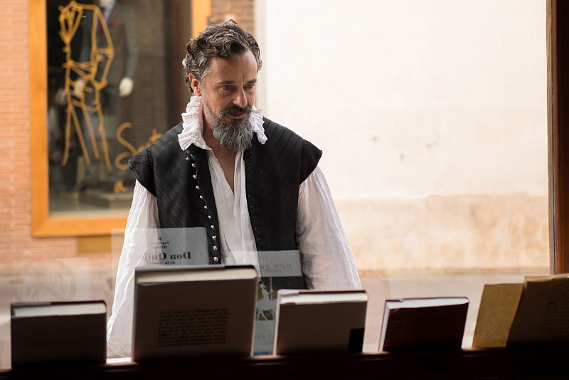 Cervantes observa un ejemplar de 'El Quijote' en una librería