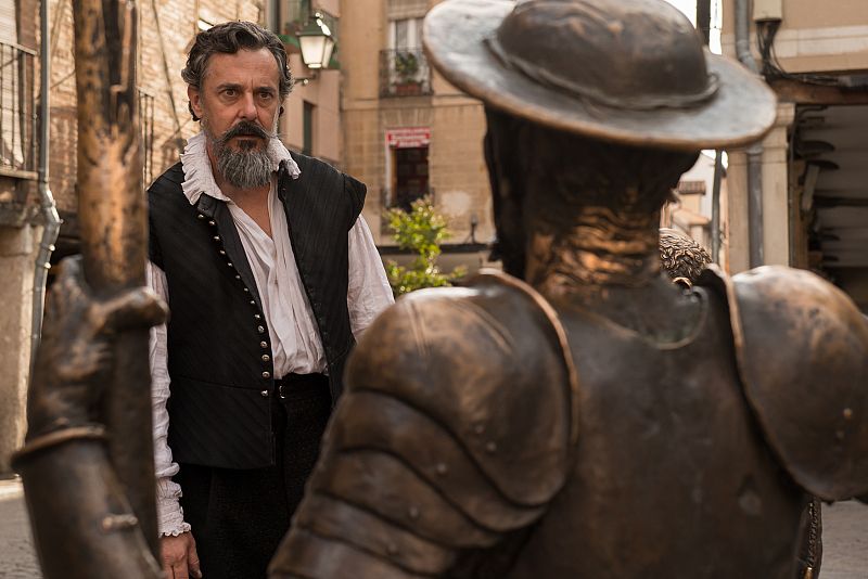 Cervantes ve la estatua de Don Quijote en Alcalá de Henares