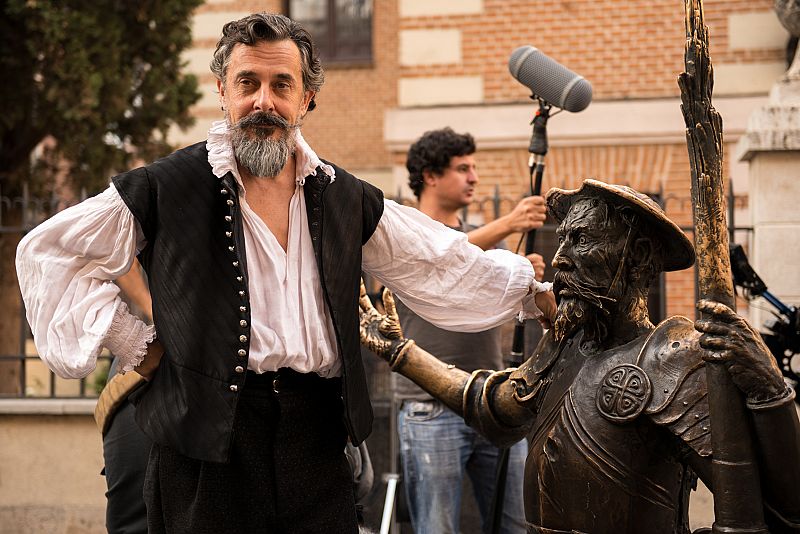 El actor que interpreta a Cervantes se fotografió con la estatua de Don Quijote en Alcalá de Henares.