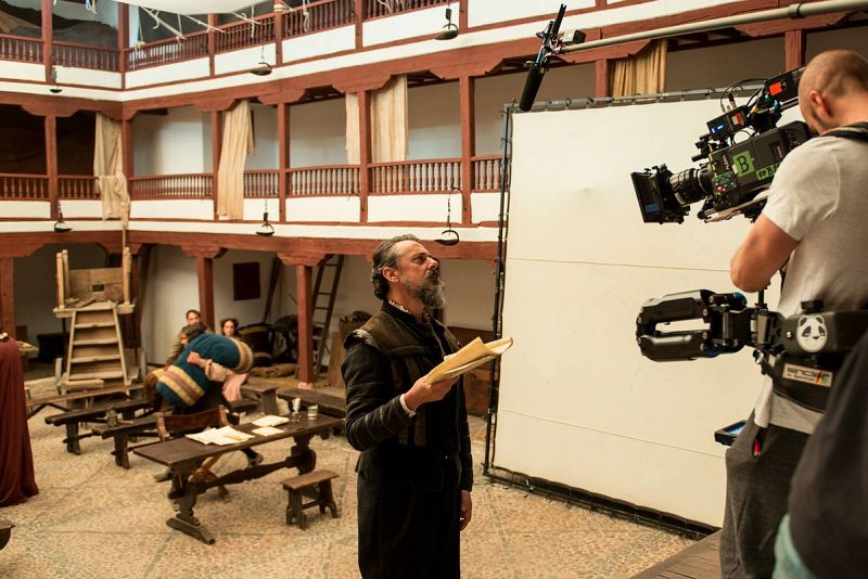  Una cámara graba un primer plano de Pere Ponce en una de sus escenas en el teatro.