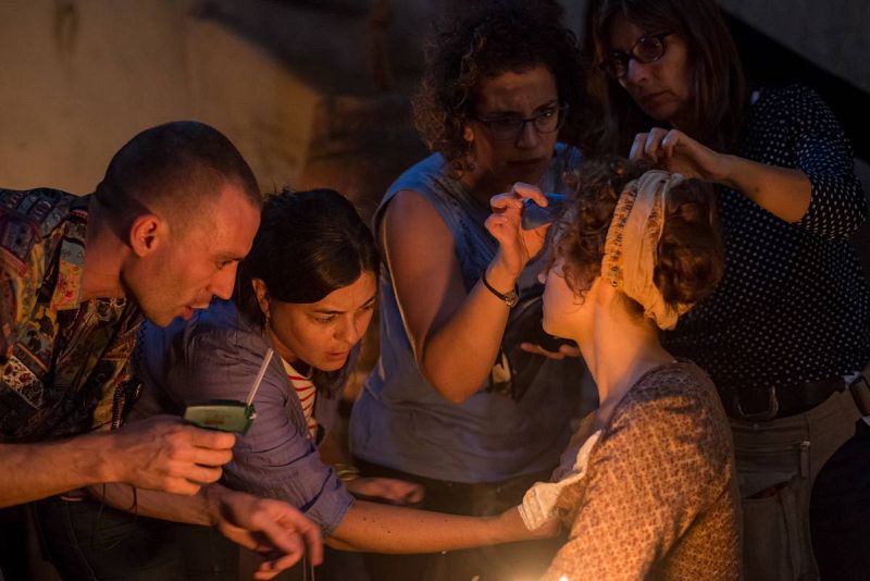  El equipo de maquillaje retoca a Aura Garrido antes de grabar una escena como Amelia