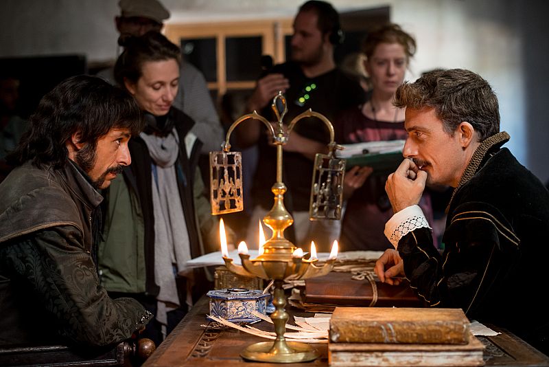 Hugo Silva y Víctor Clavijo repasan el diálogo de la escena que interpretan juntos