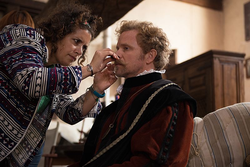 Una de las encargadas de maquillaje prepara a Walcott antes del rodaje