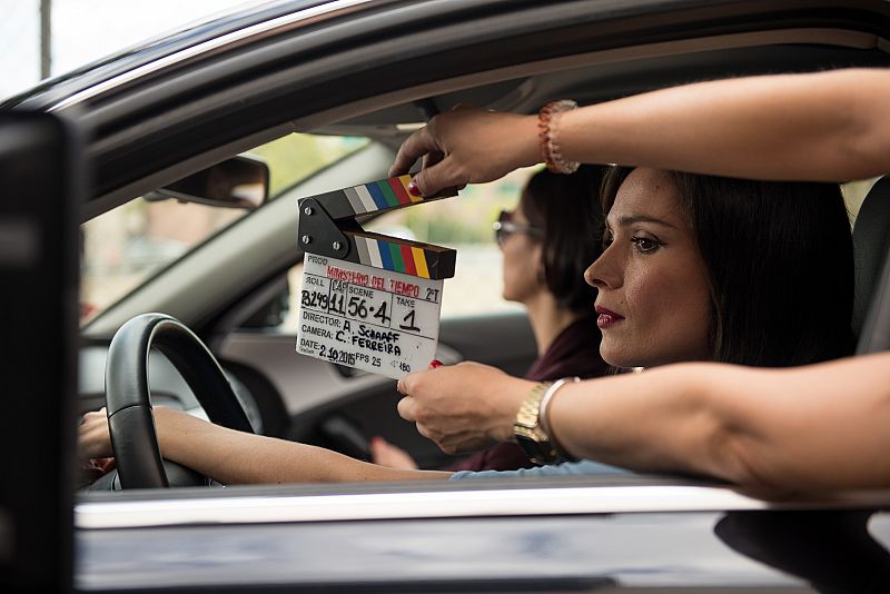 Mar Saura preparada para grabar la escena del coche con Natalia Millán.