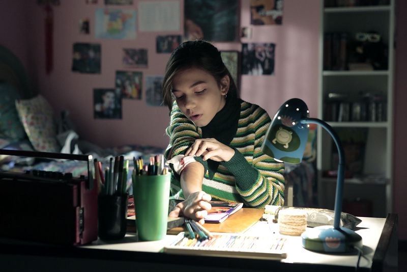 Cuéntame cómo pasó - María, curándose la herida del brazo